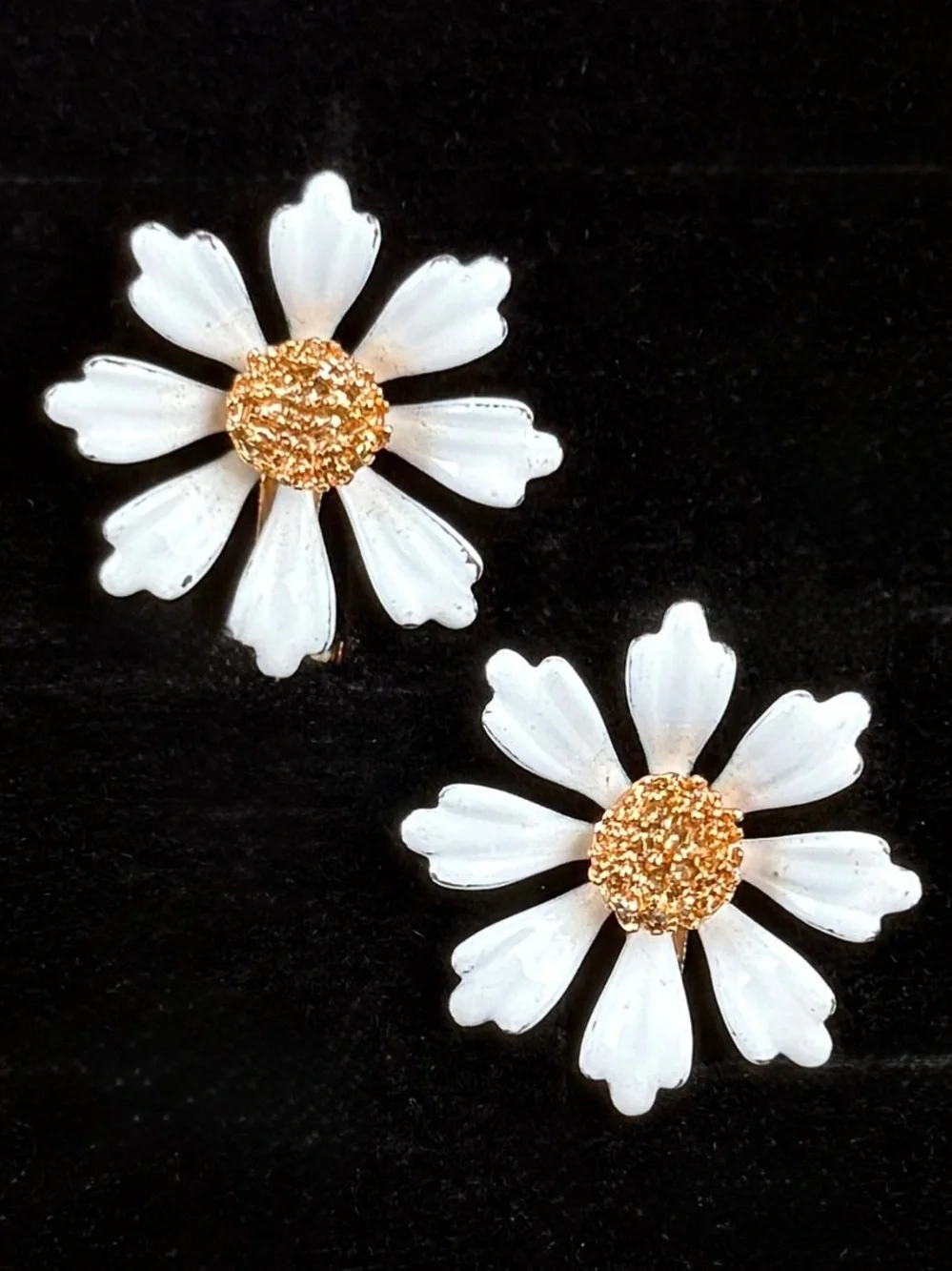 Pretty vintage, lightweight, goldtone and white raised flower clip on earrings
